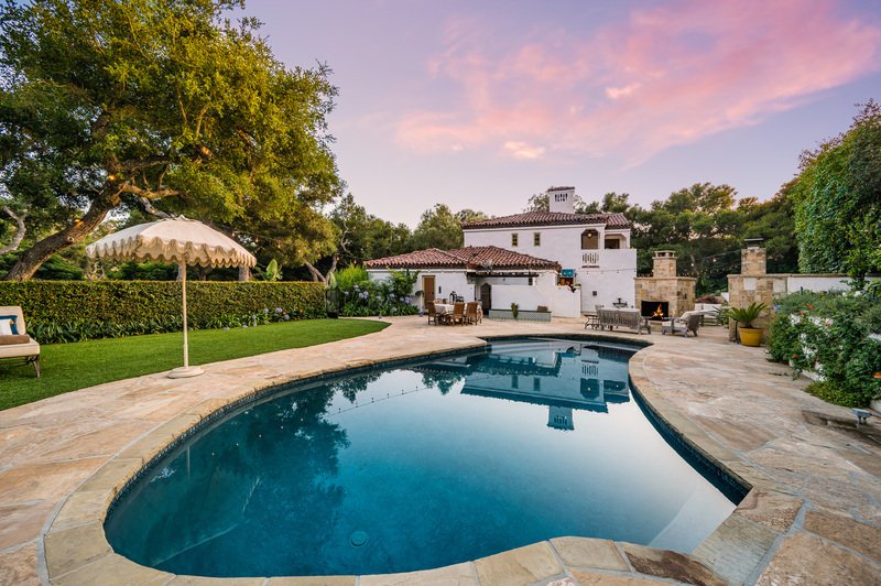 Alberca grande con jardin y casa de dos pisos